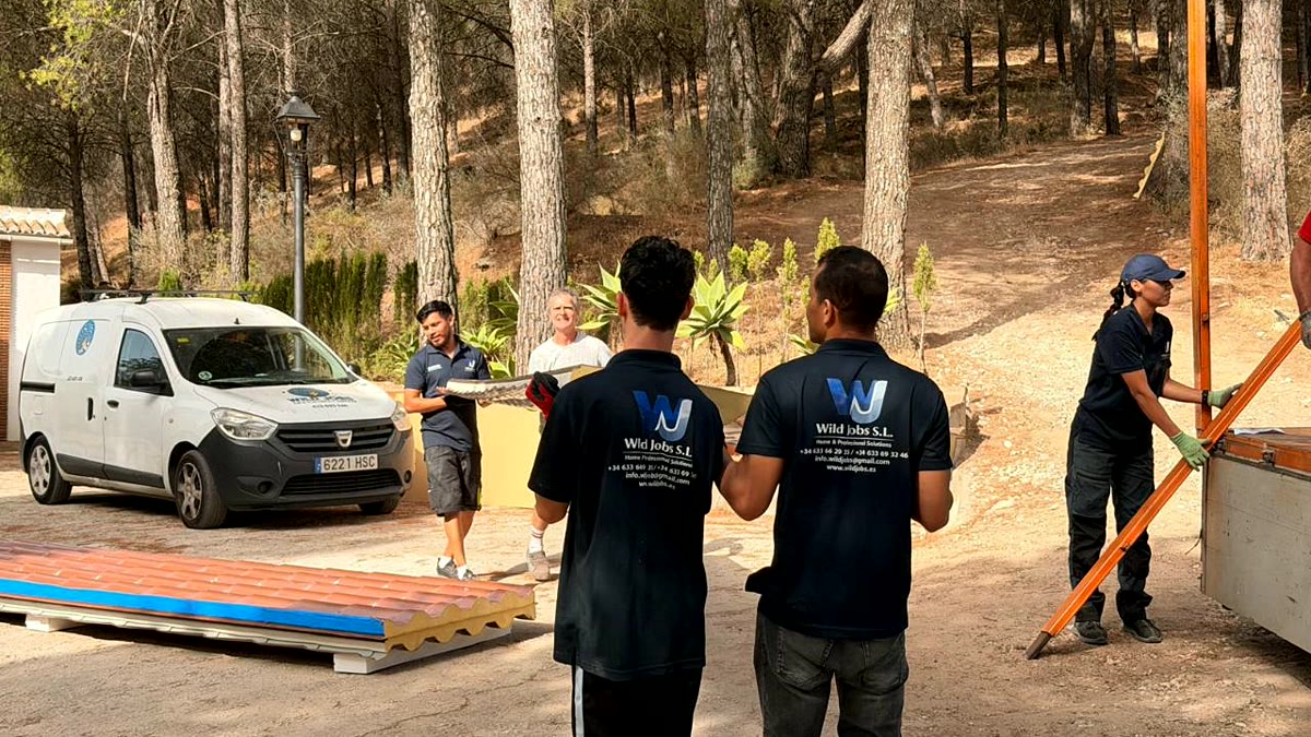 Equipo durante el montaje de paneles